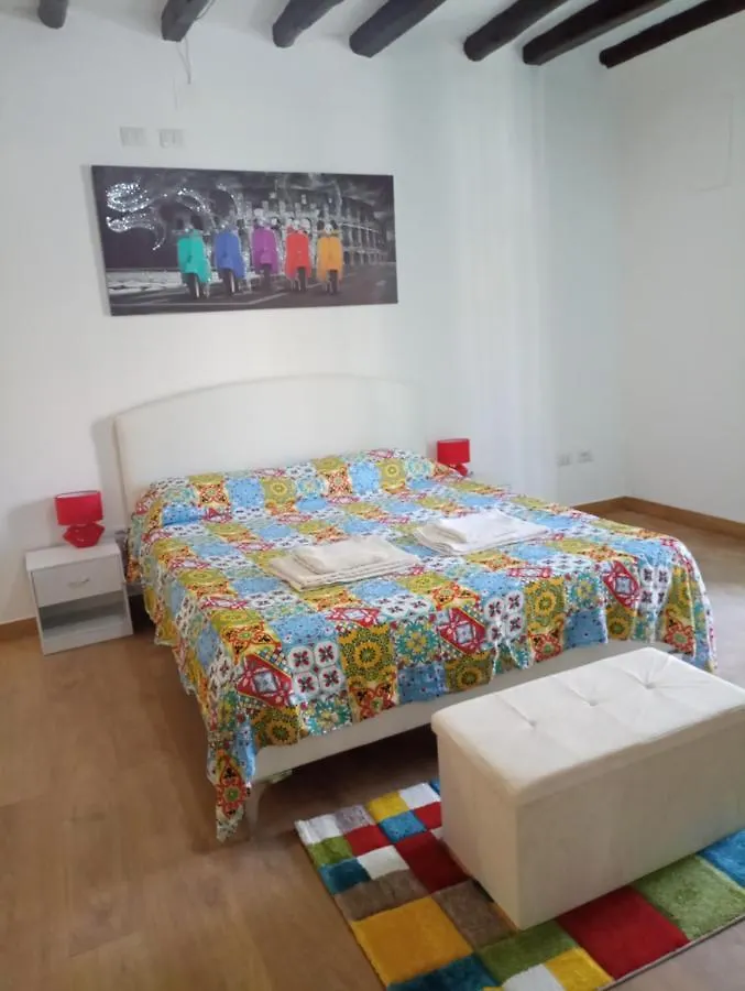 Mi Casa Es Tu Casa contacts